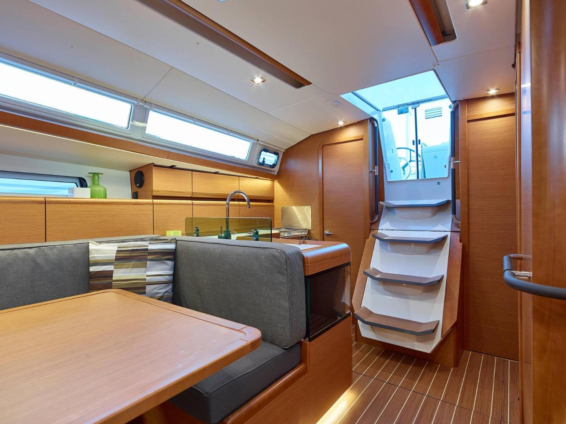 Sleep Aboard A Modern Sailboat In Oeiras Hotel Exterior photo
