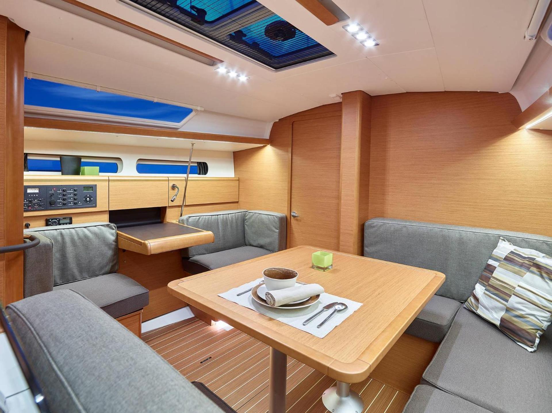 Sleep Aboard A Modern Sailboat In Oeiras Hotel Exterior photo