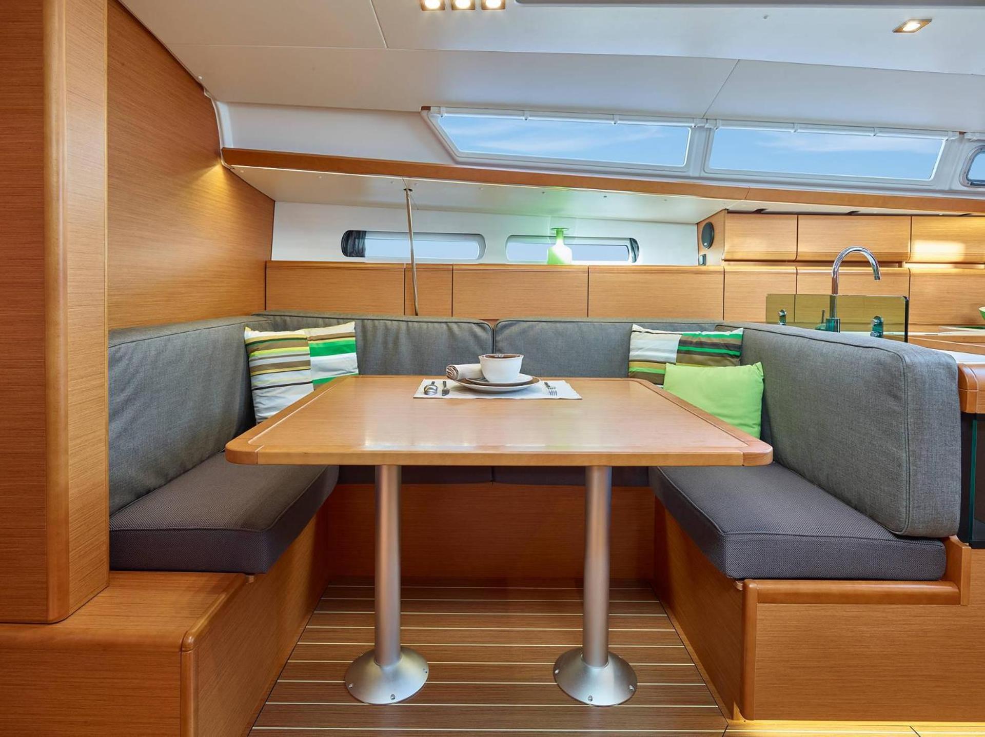 Sleep Aboard A Modern Sailboat In Oeiras Hotel Exterior photo