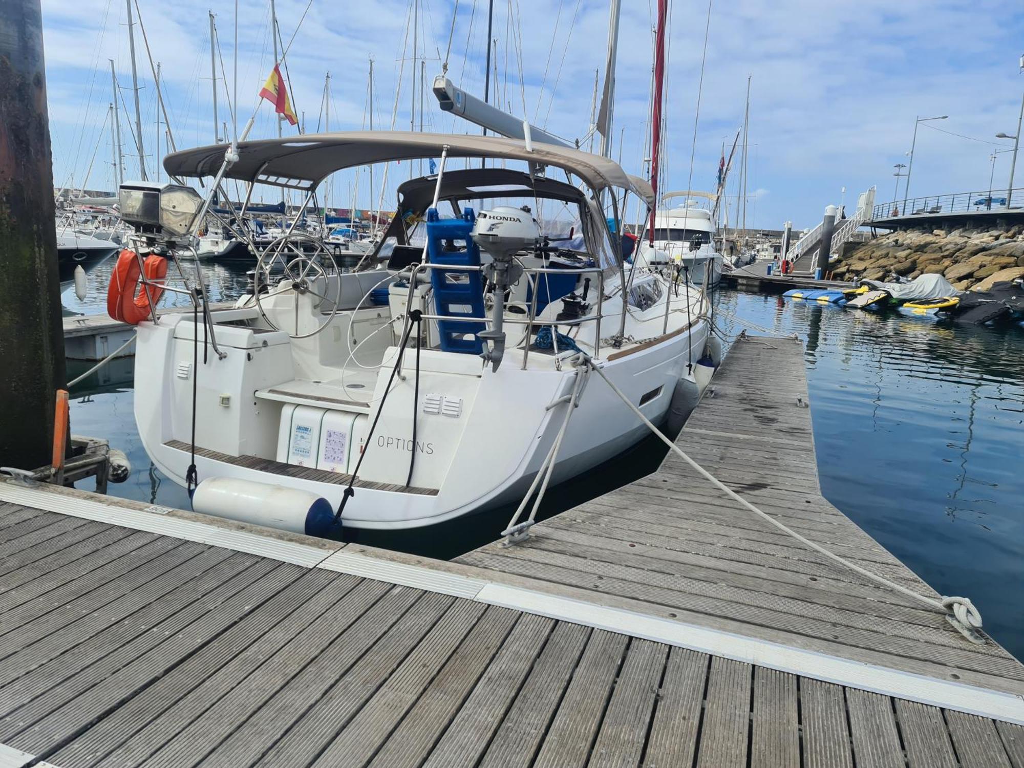 Sleep Aboard A Modern Sailboat In Oeiras Hotel Exterior photo