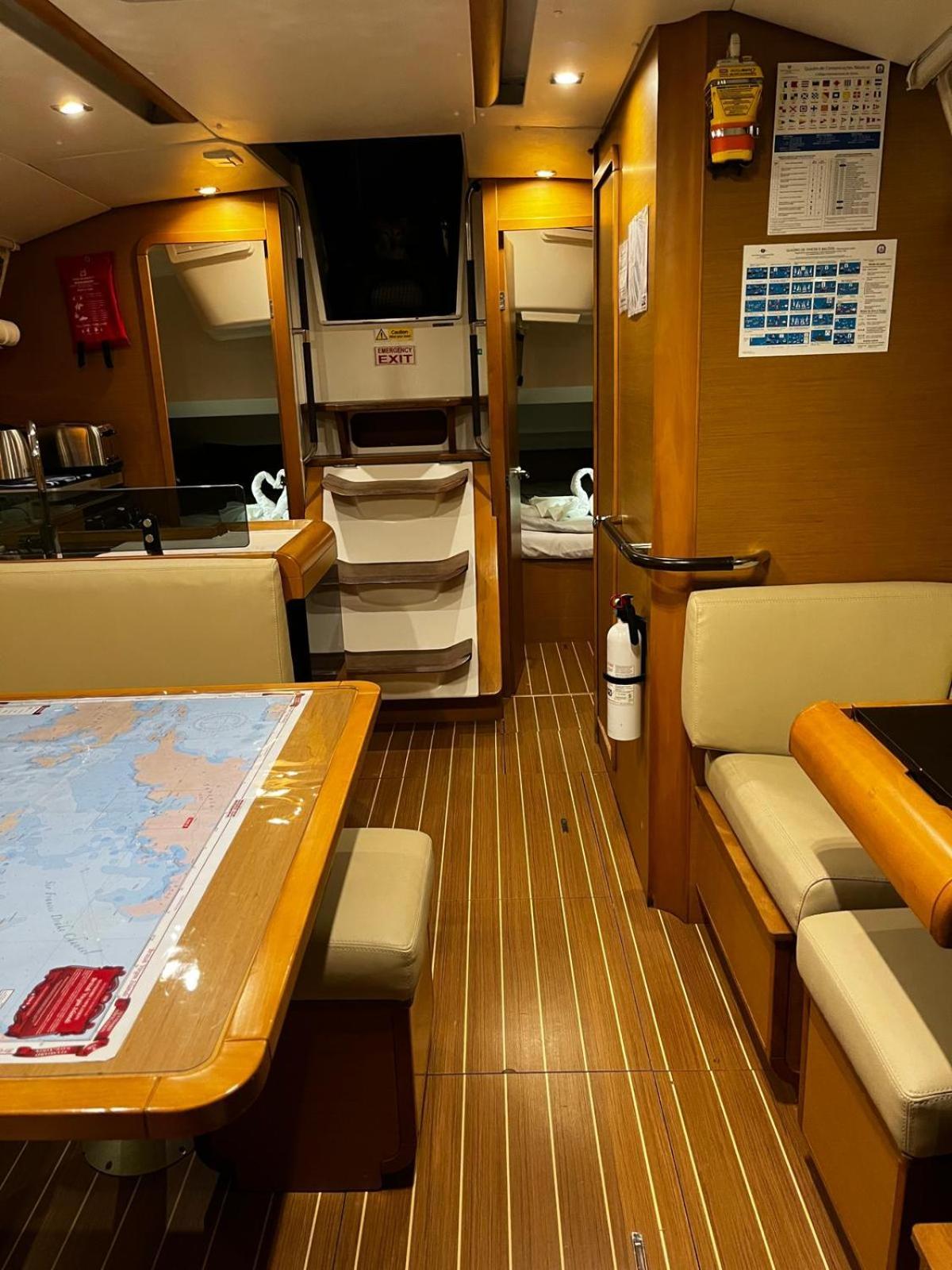 Sleep Aboard A Modern Sailboat In Oeiras Hotel Exterior photo