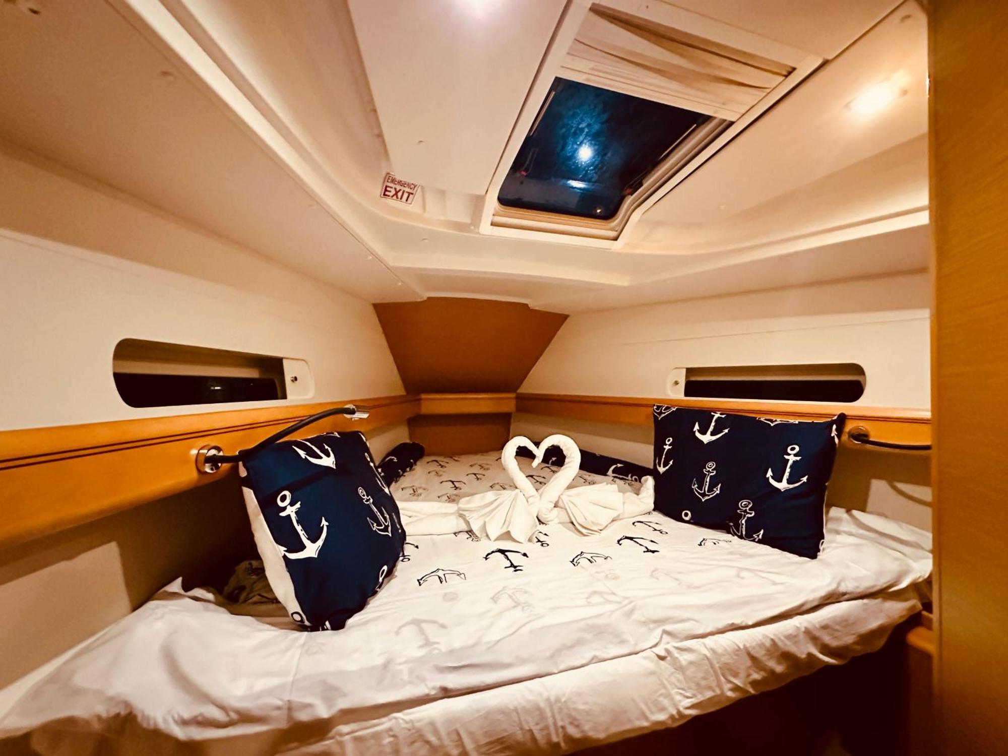 Sleep Aboard A Modern Sailboat In Oeiras Hotel Exterior photo