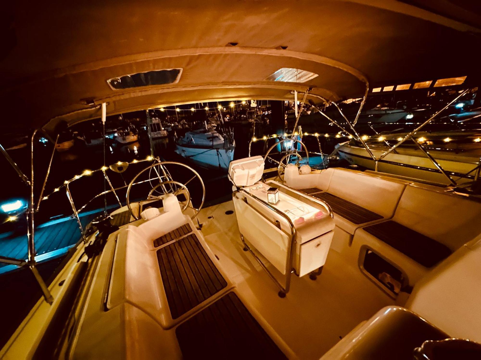 Sleep Aboard A Modern Sailboat In Oeiras Hotel Exterior photo