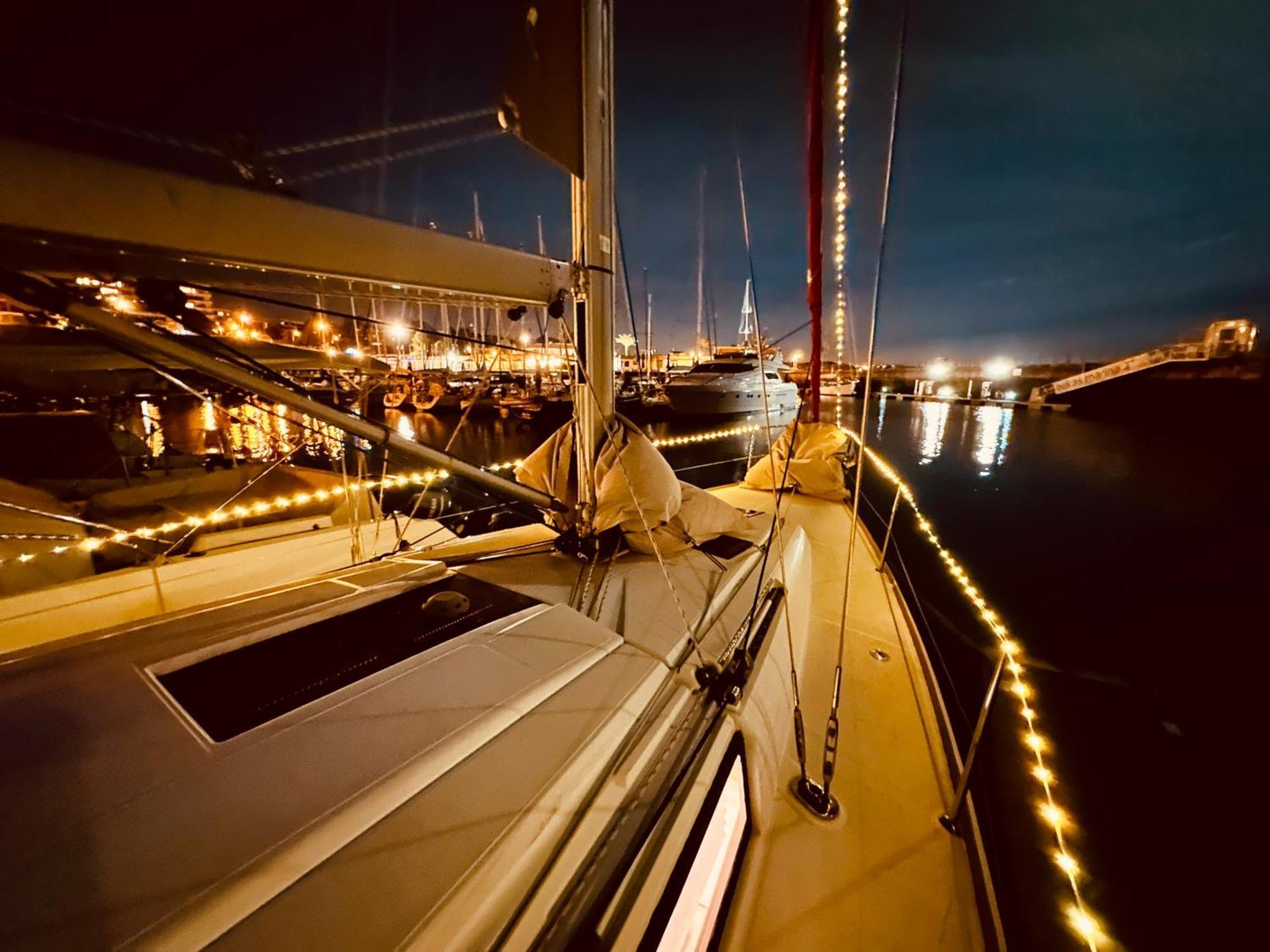 Sleep Aboard A Modern Sailboat In Oeiras Hotel Exterior photo