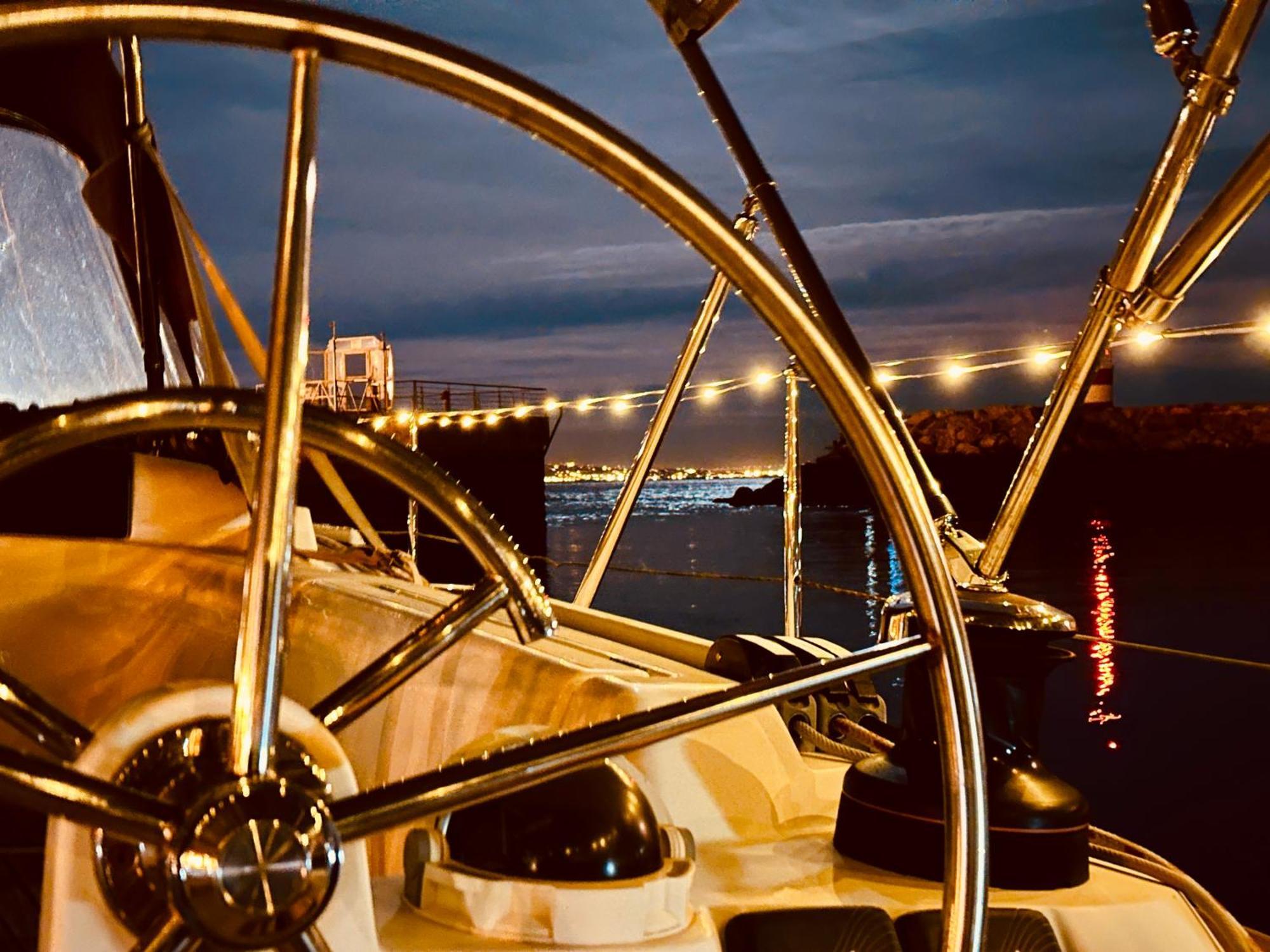 Sleep Aboard A Modern Sailboat In Oeiras Hotel Exterior photo
