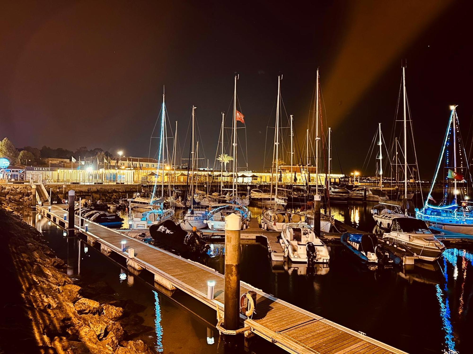 Sleep Aboard A Modern Sailboat In Oeiras Hotel Exterior photo