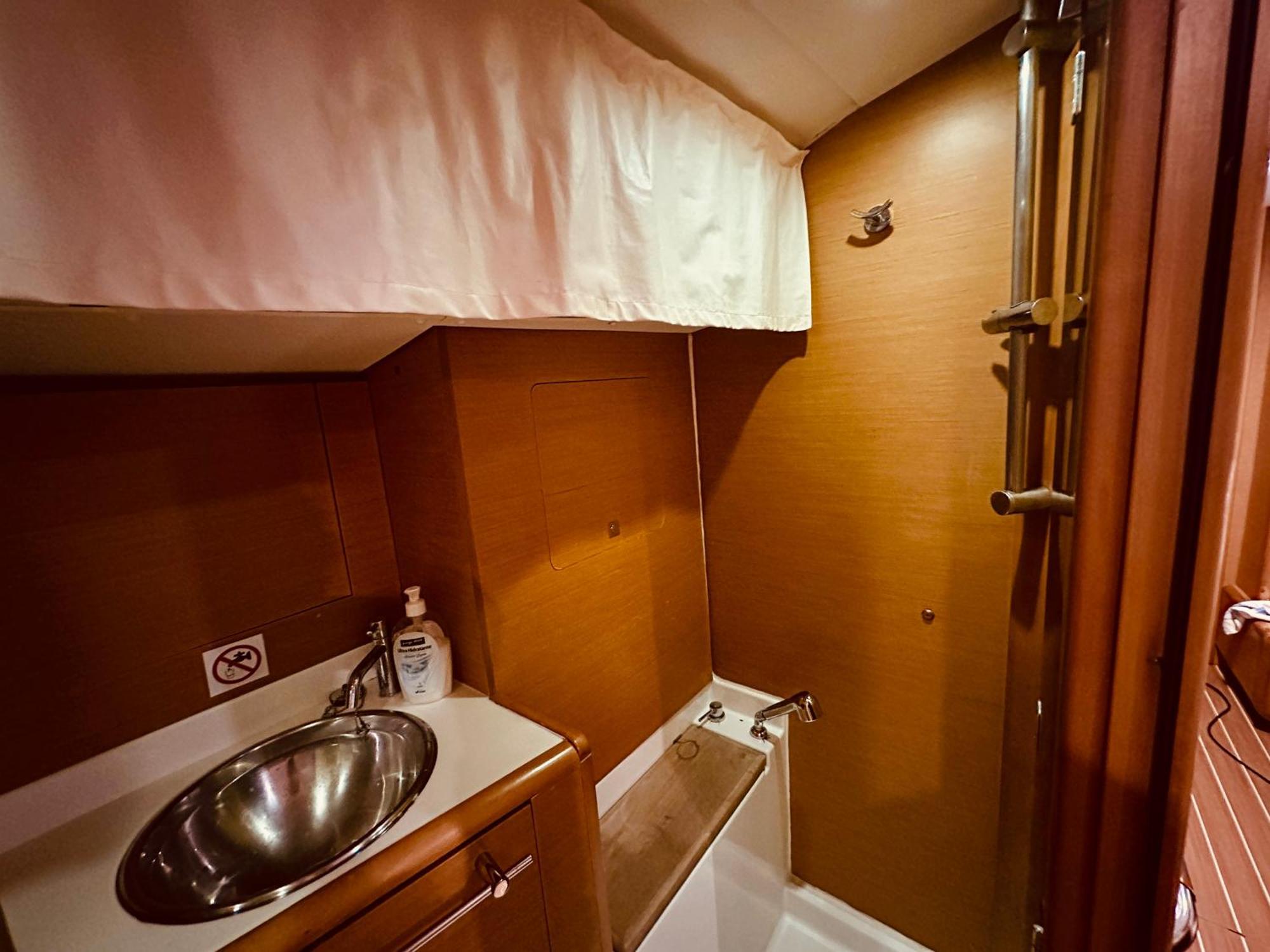 Sleep Aboard A Modern Sailboat In Oeiras Hotel Exterior photo