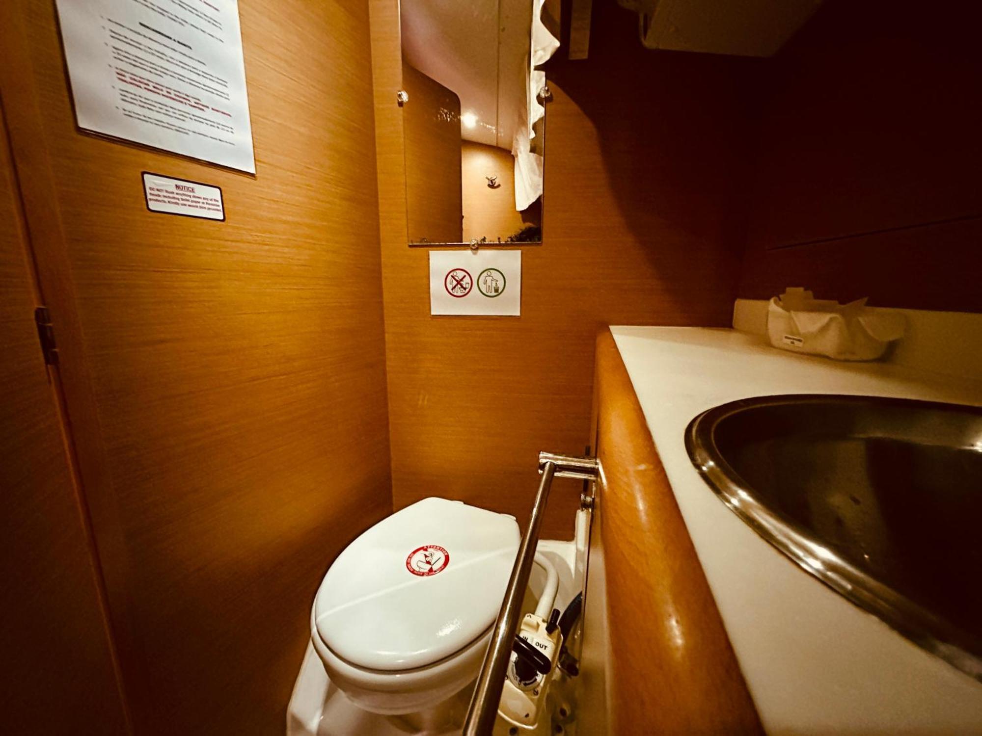 Sleep Aboard A Modern Sailboat In Oeiras Hotel Exterior photo