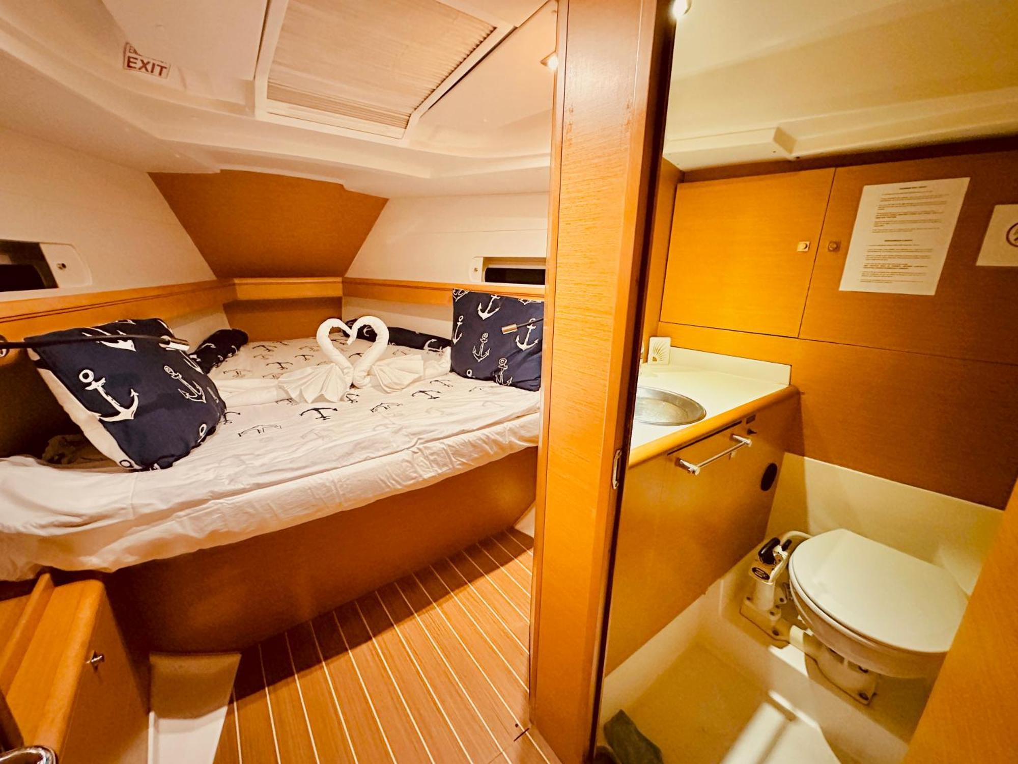 Sleep Aboard A Modern Sailboat In Oeiras Hotel Exterior photo